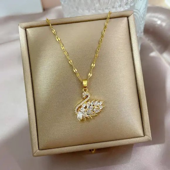 Gold Chain Crystal Swan Pendant Necklace - Beautiful, Sparkle, Great GiftGold Ch - Picture 1 of 5
